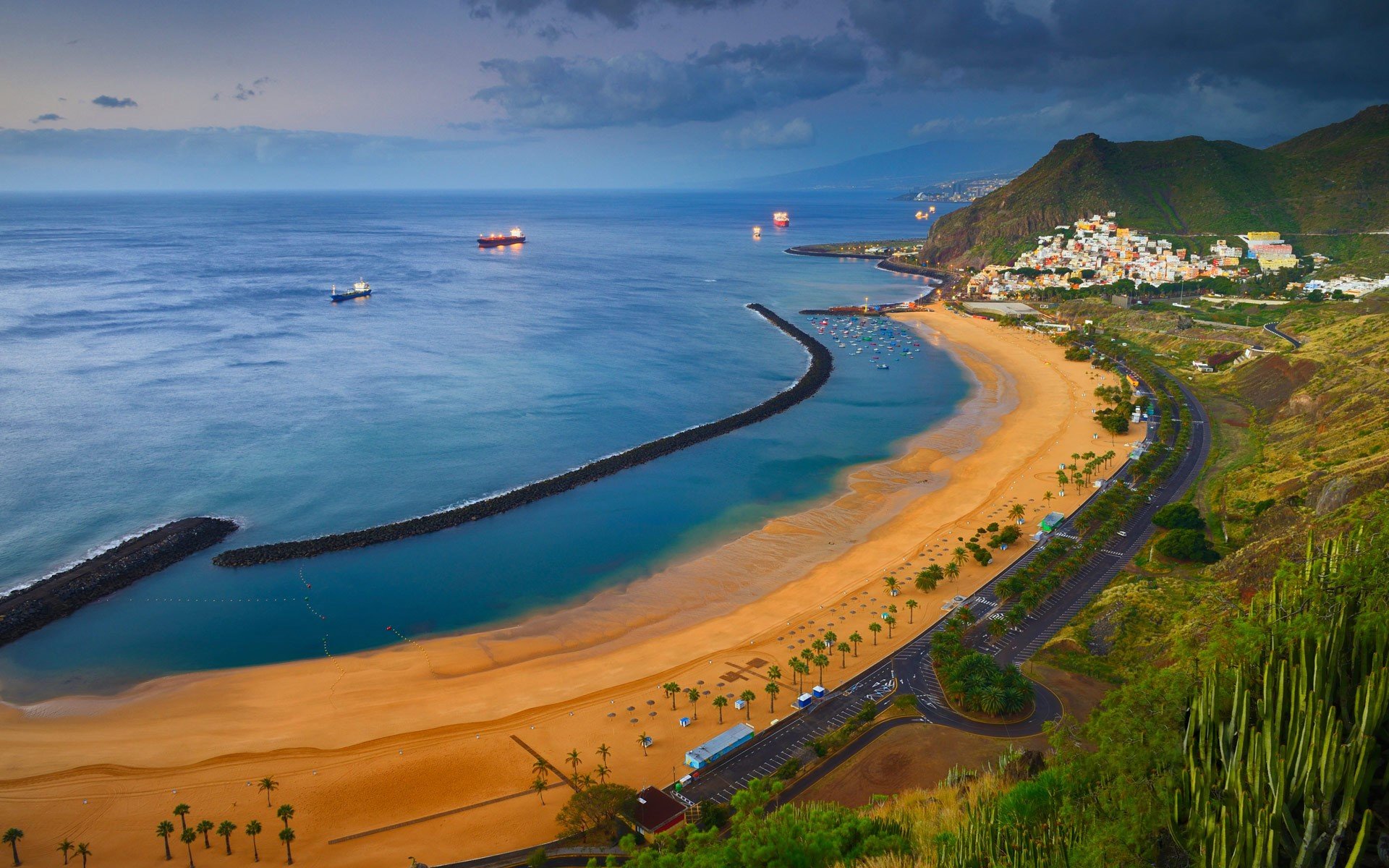 Canary Islands • Country facts • PopulationData.net