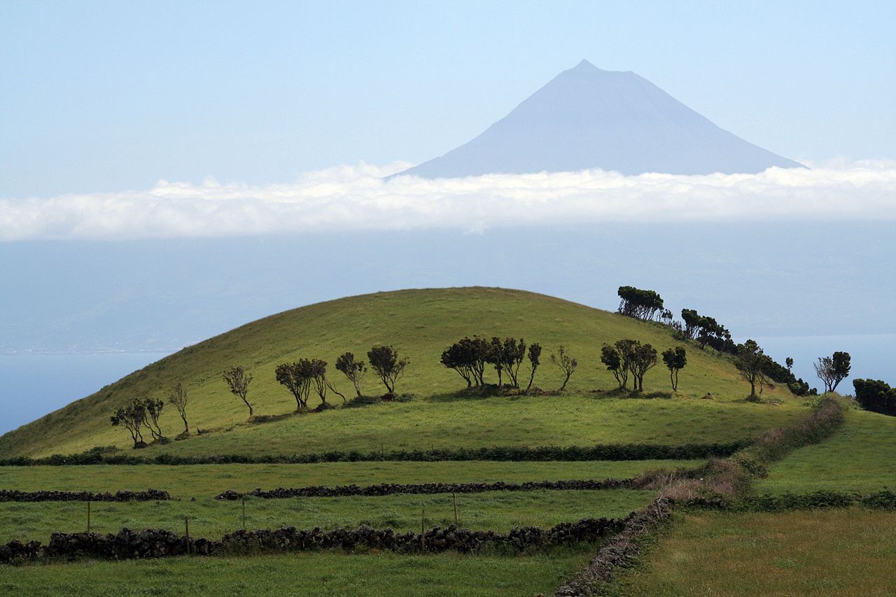 Volcan Ponta do Pico, vu depuis l'île São Jorge, Açores